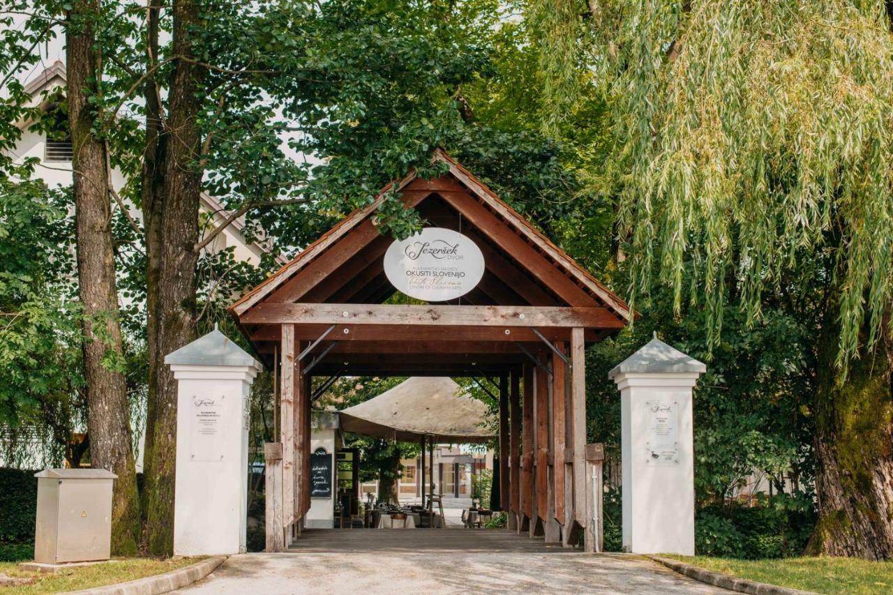 Hotel Dvor Jezersek Brnik Cerklje na Gorenjskem Exterior foto